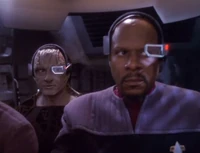Sisko en Dukat met een Jem'Hadar display