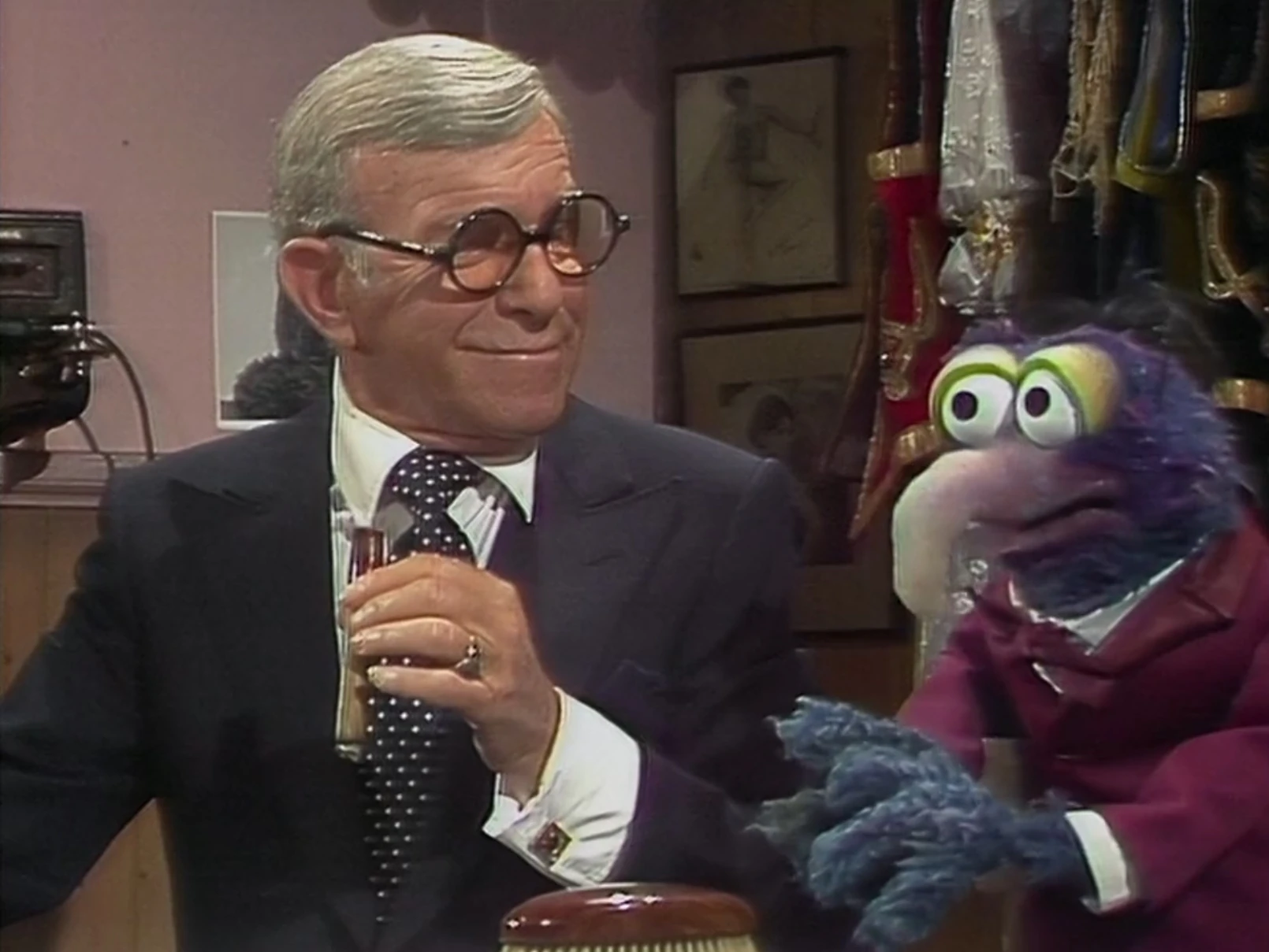 Gonzo fiddles while George Burns.