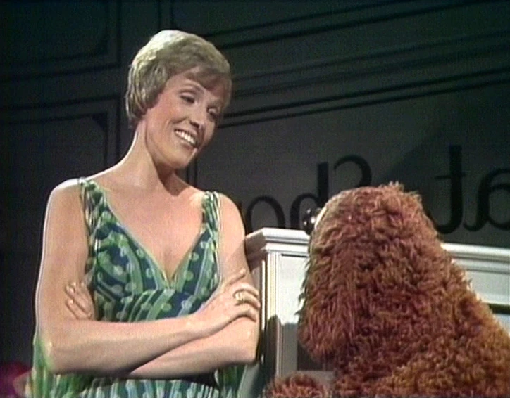 Julie and Rowlf sing "I'm Old Fashioned".