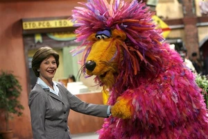 Laura Bush with Boombah on the set of Galli Galli Sim Sim
