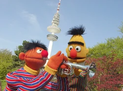 Ernie&Bert-HamburgFernsehturm.jpg