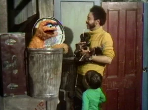 Oscar sings "I Love Trash" to Gordon and a young visitor.