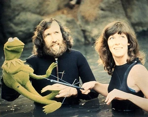 Kathy Mullen assists Kermit and Jim Henson in The Muppet Movie.