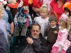 Dave Goelz and Gonzo warm up the crowd