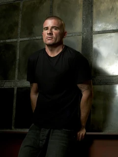 http://images3.wikia.nocookie.net/prisonbreak/images/thumb/b/b3/Lincoln_Burrows_Season_4.JPG/240px-Lincoln_Burrows_Season_4.JPG