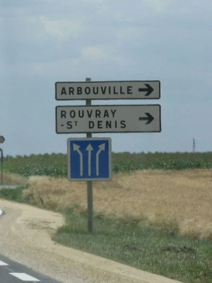 Exemple d'utilisation du panneau C24b associé à un panneau directionnel  © Mario Blaak