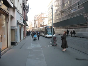 Rame Eurotram circulant sur la ligne C, dans la rue de la Haute Montée (près de la station Homme de Fer), en direction de l'Elsau.