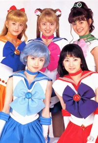 Wojowniczki: (od lewej, od góry:) Sailor Venus, Sailor Moon, Sailor Jupiter; (od lewej, od dołu:) Sailor Mercury i Sailor Mars