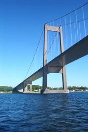 De brug met op de achtergrond het eiland Insula Prima.
