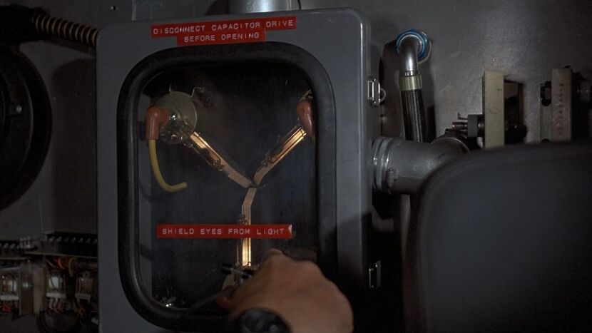 https://images3.wikia.nocookie.net/__cb20080602215904/bttf/images/thumb/6/64/Flux-Capacitor.jpg/830px-Flux-Capacitor.jpg